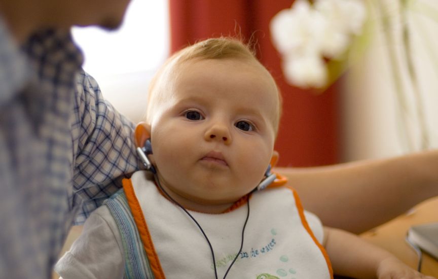 bebé con audifonos