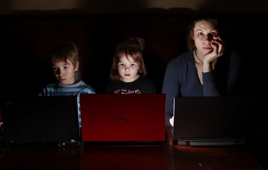 familia y laptop