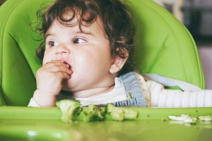 beb[e comiendo brócoli