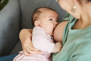Una bebé toma leche materna. Close up