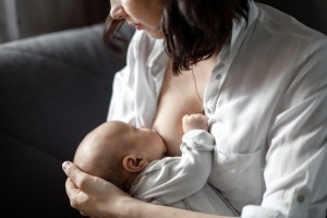 mama amamantando bebe recien nacido