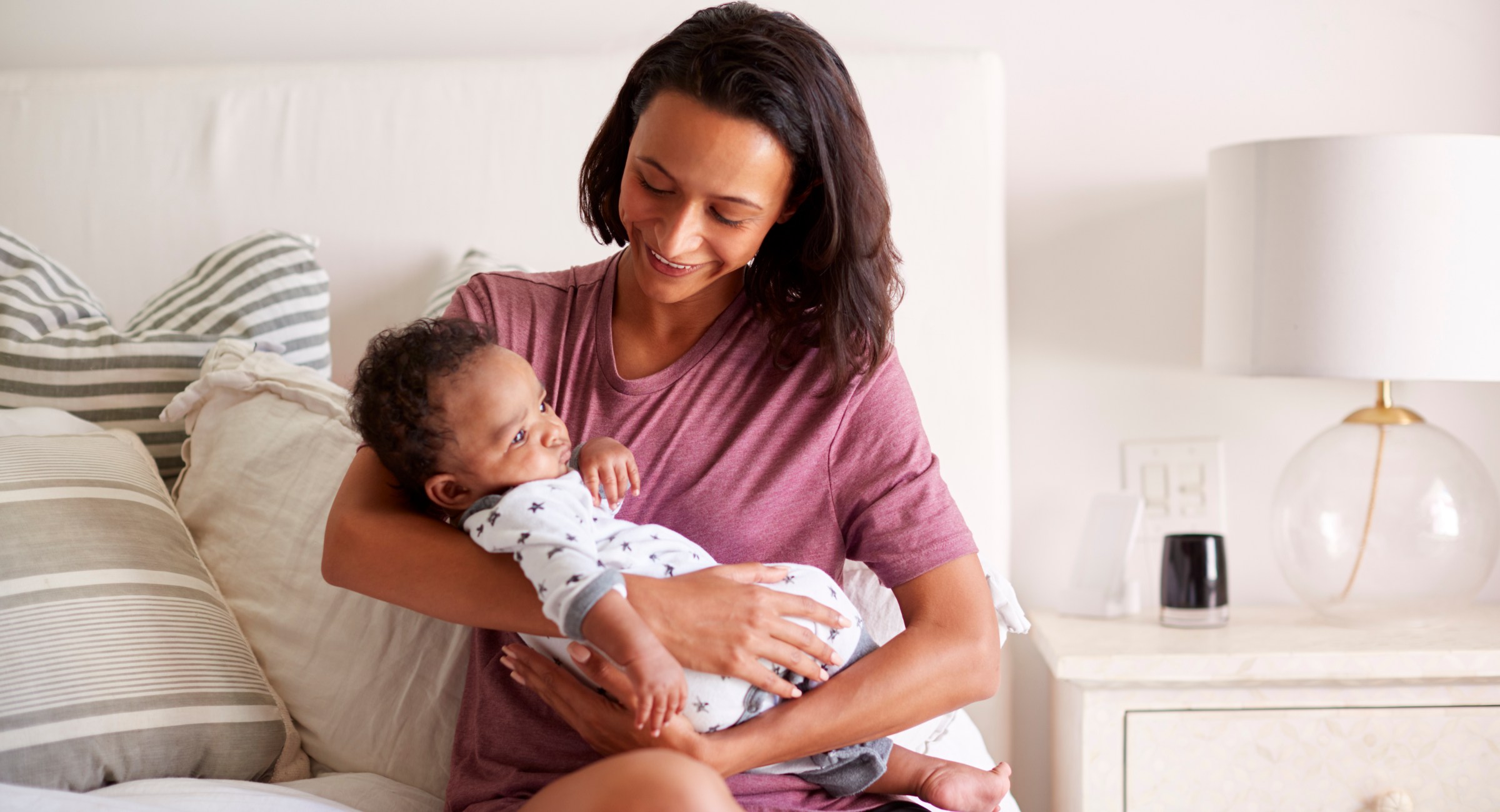 mujer con bebé en brazos