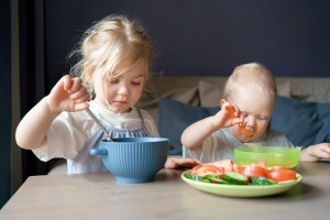 niños comiendo