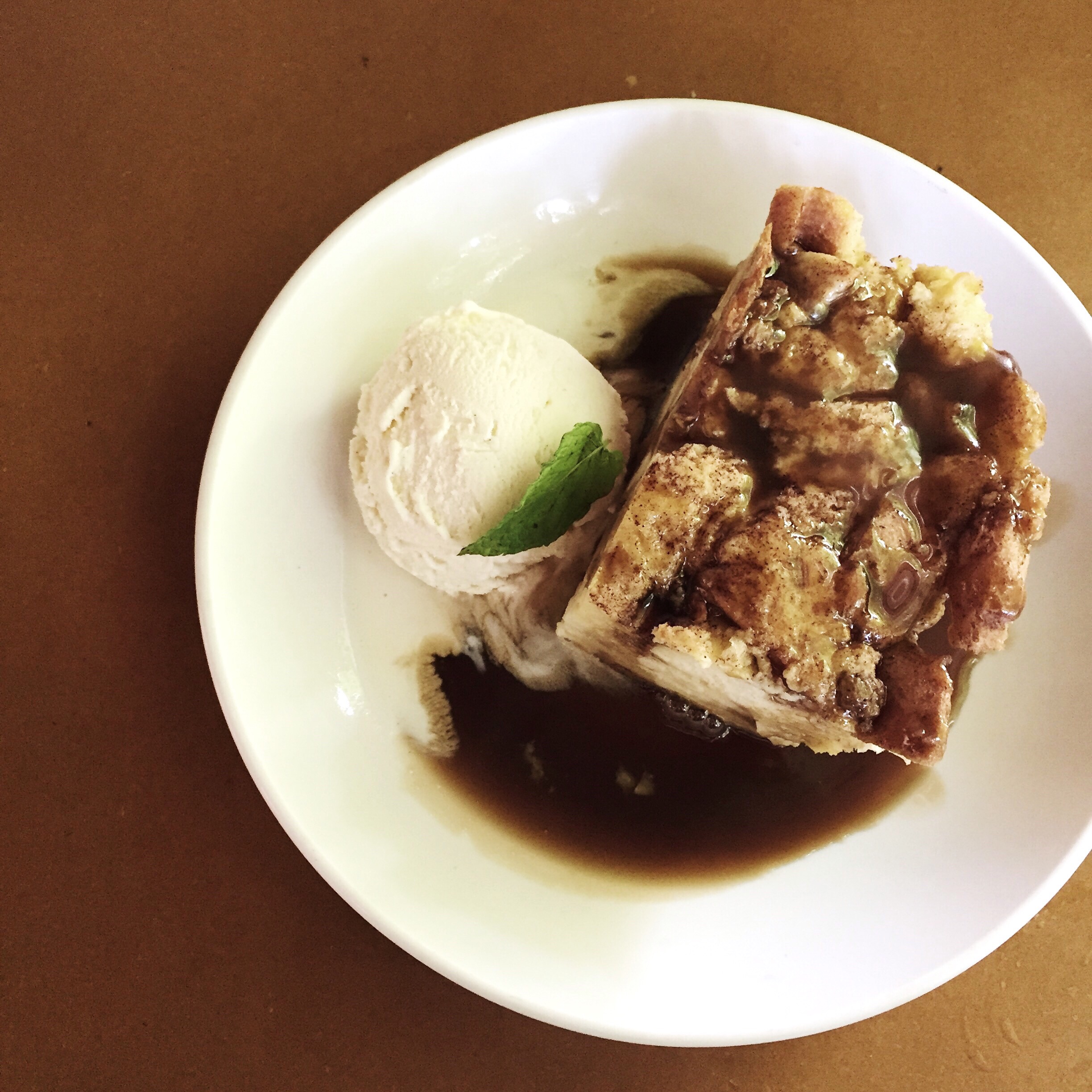 se muestra un budín de pan con helado de vainilla